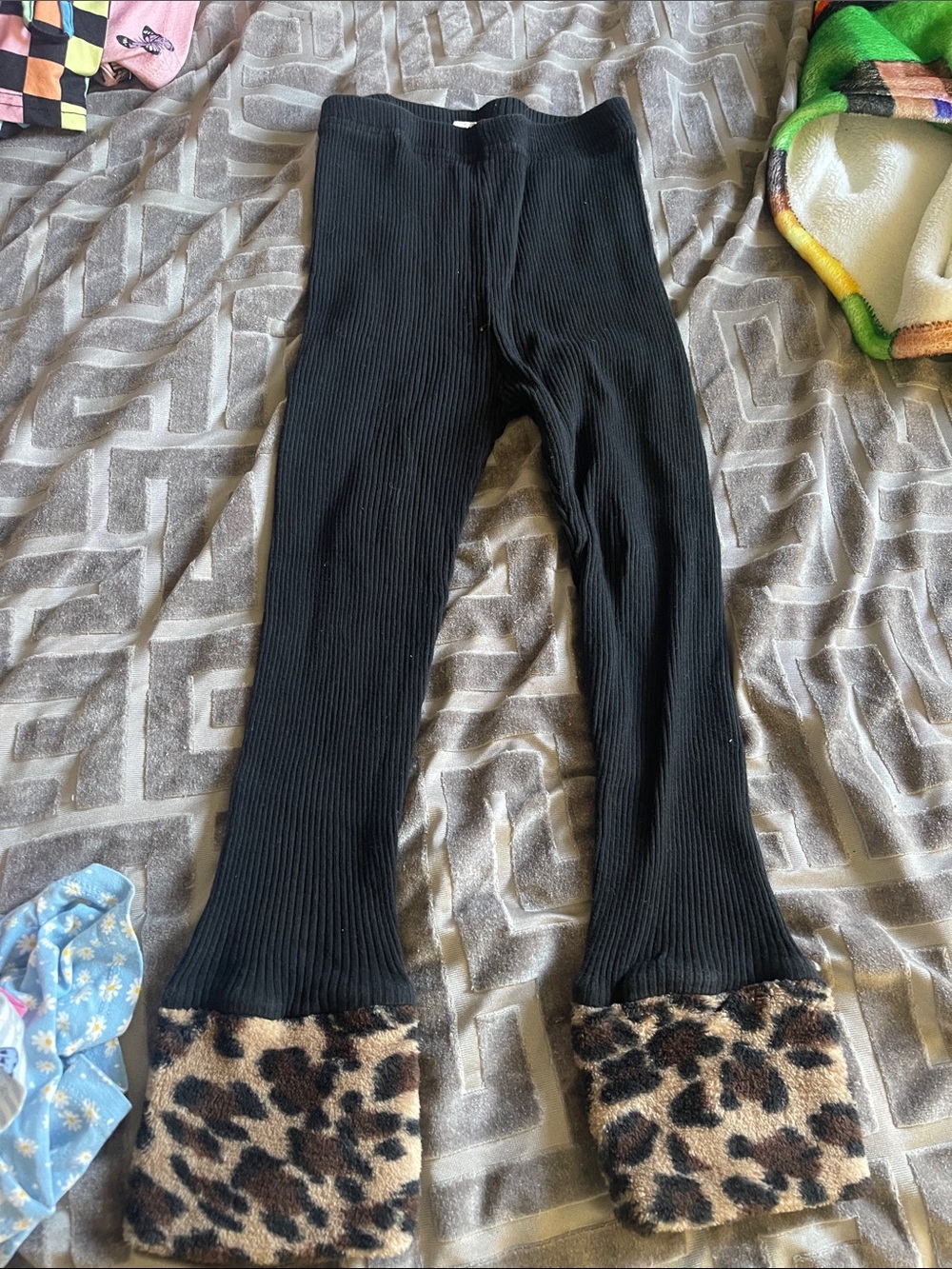 SHEIN Black Ribbed Kids Leggings with Leopard Faux-Fur Cuffs